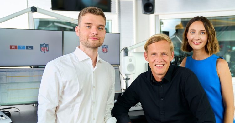 RTL NFL Radio-Moderator:innen (v.l.) Kevin Wieschhues, Alex "Kucze" von Kuczkowski und Tiziana Höll (Bild: © RTL / Louis Young)