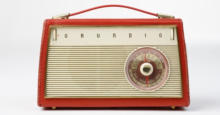 UKW-Abschaltung in der Schweiz: Da immer weniger UKW-Radios in der Schweiz verwendet werden, schaltet die SRG UKW Ende 2024 ab. (Bild: © Keystone/ Mauritius Images / Nikky)