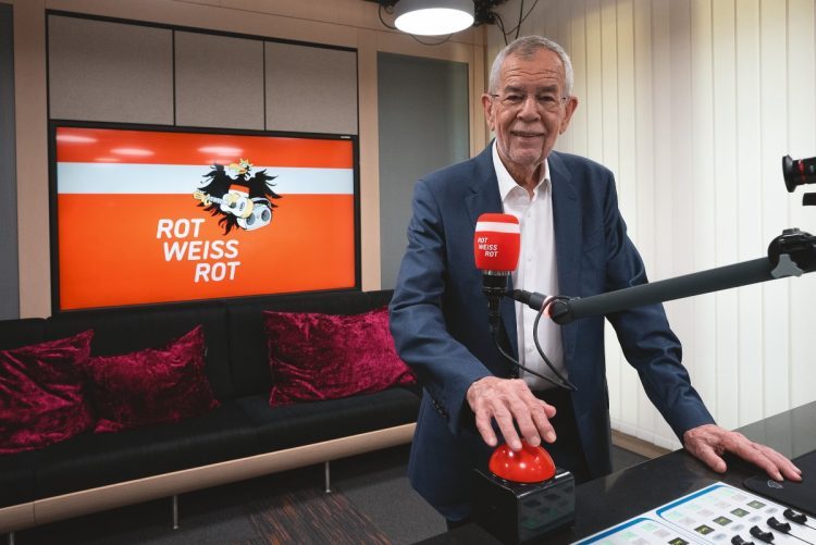 Bundespräsident Alexander van der Bellen startet Radio ROT WEISS ROT (© Bild: kronehit)