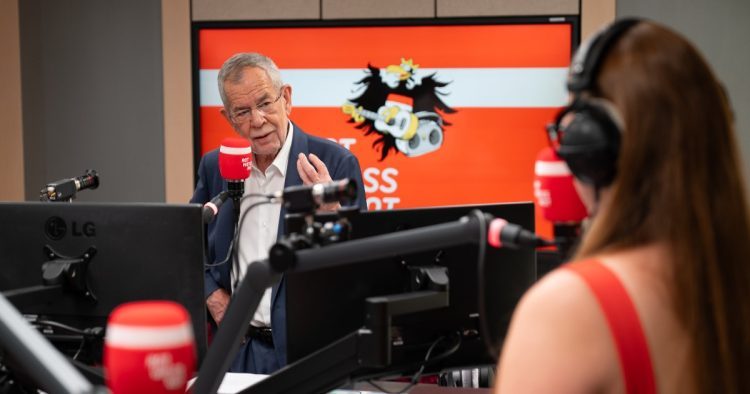 Bundespräsident Alexander van der Bellen startet Radio ROT WEISS ROT (© Bild: kronehit)