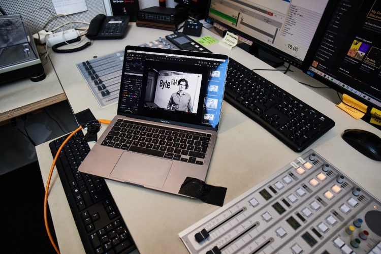 Laptop im Studio (Bild: © ByteFM)