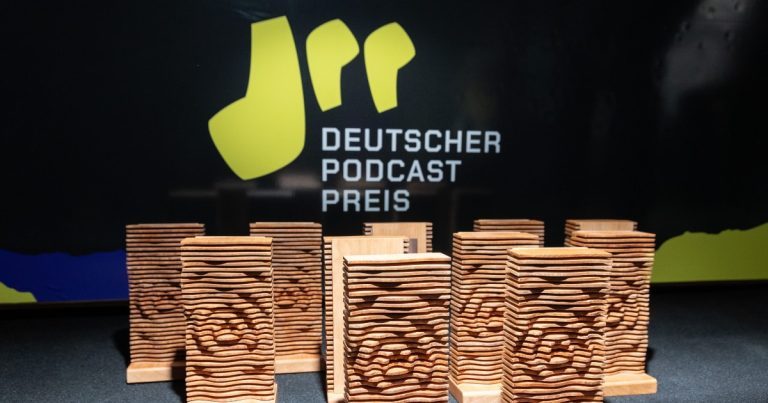 Die Trophäen des Deutschen Podcast Preises 2024 (Bild: © Deutscher Podcast Preis / Matti Hillig)