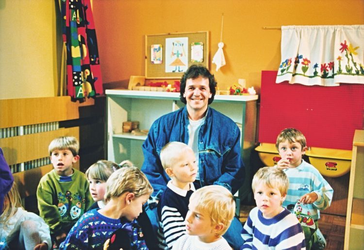 Fritz Egner 1990 bei einer Dingsda-Produktion im Kindergarten Raab in Oberösterreich (Bild: © BR / Foto Sessner)