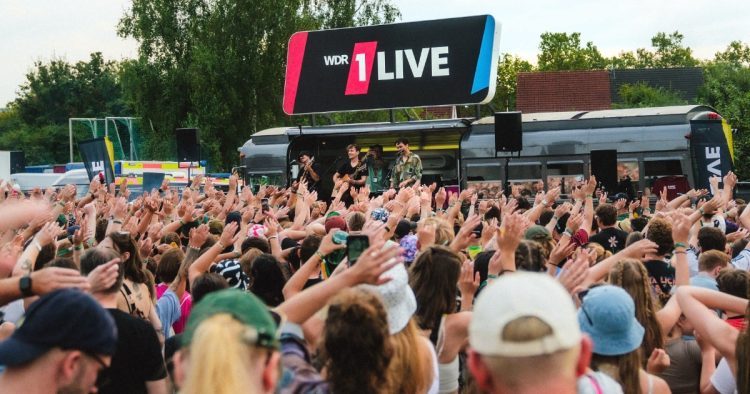 1LIVE bei der Gamescom 2024: Live mit eigener Bühne und Bus (Bild: © WDR / Jonas Ibach)