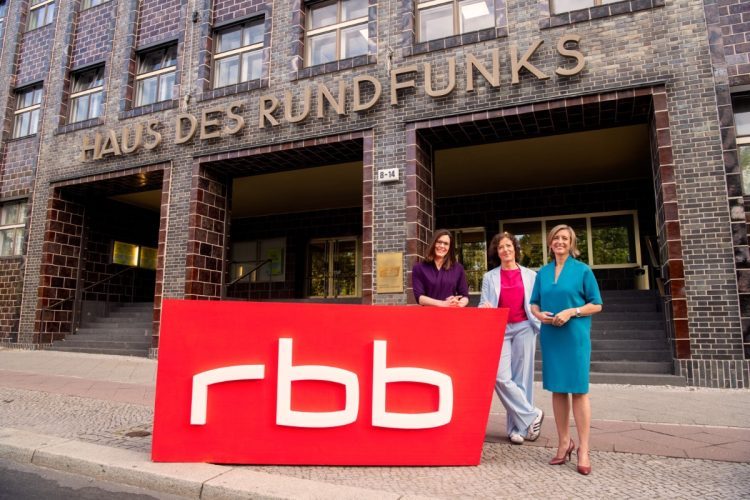 Die Geschäftsleitung des Rundfunk Berlin-Brandenburg vor dem Haus des Rundfunks in Berlin (v.r.): Intendantin Ulrike Demmer, Programmdirektorin Katrin Günther und Nicole Küchler-Stahn, Direktorin der Verwaltungs-, Produktions- und Betriebsdirektion. (Bild: rbb / Oliver Ziebe)