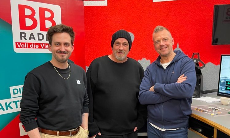 Für den Deutschen Radiopreis 2024 in der Kategorie "Bestes Musikformat" nominiert: "Entwickler" des Formats "Sträter:Musik - Der Soundtrack eines Lebens" BB RADIO-Chefredakteur Jens Herrmann (rechts) mit Torsten Sträter (mitte) und Marti Fischer (links). (Bild: © BB RADIO)