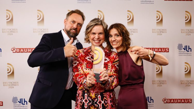 Der Deutsche Radiopreis in der Kategorie "Beste Morgensendung" ging an Kerstin Hermes (m) und Julia Menger von radioeins (rbb). Die Laudatio hielt TV-Moderator Steven Gätjen (Bild: © Deutscher Radiopreis / Morris Mac Matzen)