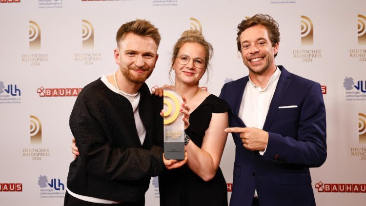 Der Deutsche Radiopreis in der Kategorie "Beste Programmaktion" ging an das Team von Bremen NEXT. Pit Kröger und Grit Thümmel nahmen den Preis entgegen. Die Laudatio hielt TV-Moderator Tobias Krell (re.) (Bild: © Deutscher Radiopreis / Morris Mac Matzen)