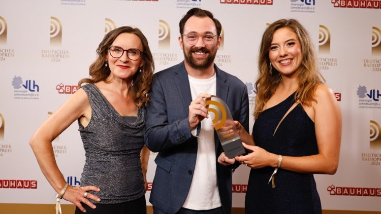 Der Deutsche Radiopreis in der Kategorie "Beste Reportage" ging an das Team von WDR COSMO für "CUT - Das Silvester, das uns verfolgt". Jan Koch und Miriam von Przewoski nahmen den Preis entgegen. Die Laudatio hielt Bahn-Managerin Dr. Sigrid Nikutta (l.) (Bild: © Deutscher Radiopreis / Morris Mac Matzen)