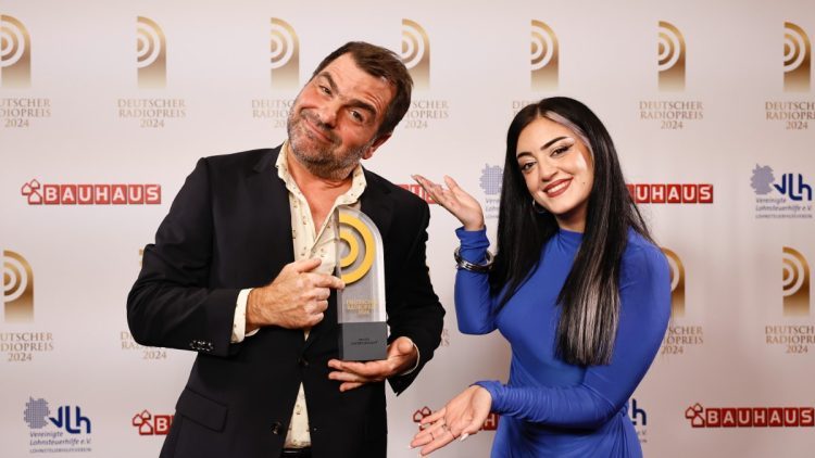 Der Deutsche Radiopreis in der Kategorie "Bestes Entertainment" ging an "Die Kur-Oase" und Andreas Altenburg von NDR 2. Die Laudatio hielt Comedienne Parshad Esmaeili. (Bild: © Deutscher Radiopreis / Morris Mac Matzen)