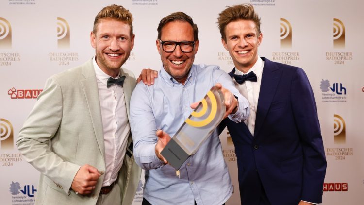 Der Deutsche Radiopreis in der Kategorie "Bestes Interview" ging an Fabian Pede und Frank Bremser von R.SH. Die Laudatio hielt Olympiasieger Andreas Wellinger. (Bild: © Deutscher Radiopreis / Morris Mac Matzen)