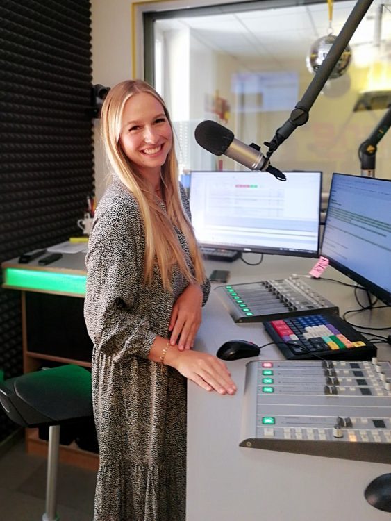 Moderatorin Kerstin Poscheschnig Antenne Kärnten-im Studio (Bild: © Hendrik Leuker)