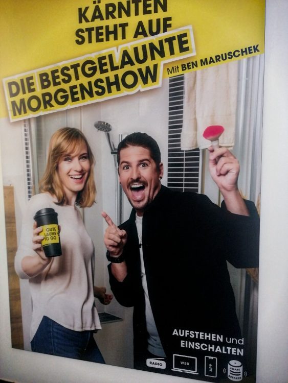 Plakat der bestgelaunten Antenne Kärnten-Morgenshow (Bild: © Hendrik Leuker)