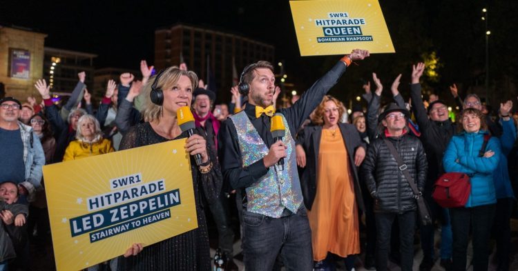 SWR1-Duo beim Public Viewing in Freiburg 2023 (Bild © SWR)