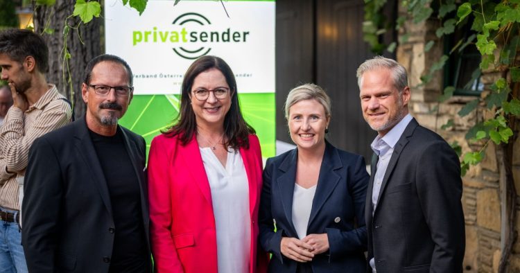 Mario Frühauf (kronehit), Cornelia Drumm (VÖP), Medienministerin Susanne Raab, Alexander Winheim (Servus TV)(Bild: VÖP / Michael Gruber)