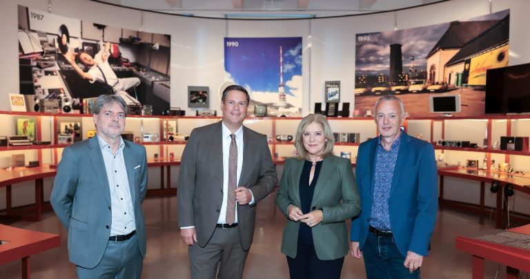 Wolfgang Pensold (Kurator), Peter Aufreiter (Generaldirektor Technisches Museum Wien), Ingrid Thurnher (ORF-Radiodirektorin), Otmar Moritsch (Kurator) (Bild: APA/Reither)