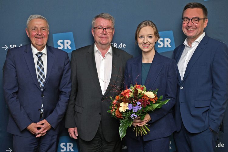 SR-Intendant Martin Grasmück (rechts), der SR-Rundfunkratsvorsitzende Dr. Thomas Jakobs (Bildmitte) sowie der SR-Verwaltungsratsvorsitzende Michael Burkert gratulieren der frisch gewählten Programmdirektorin Sonja von Struve, die ab 1. Januar 2025 die Nachfolge von Lutz Semmelrogge antreten wird. (Bild: © SR / Pasquale D`Angiolillo)