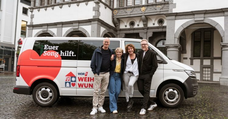 "WDR 2 Weihnachtswunder" live aus Paderborn Foto mit den Moderator:innen v.l.n.r. Thomas Bug, Sabine Heinrich, Steffi Neu, Jan Malte Andresen (Bild: © WDR/Timo Grau)